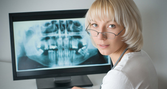 Ортопантомограмма перед врачом рентгенологом