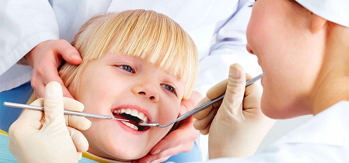 Осмотр молочных зубов стоматологом