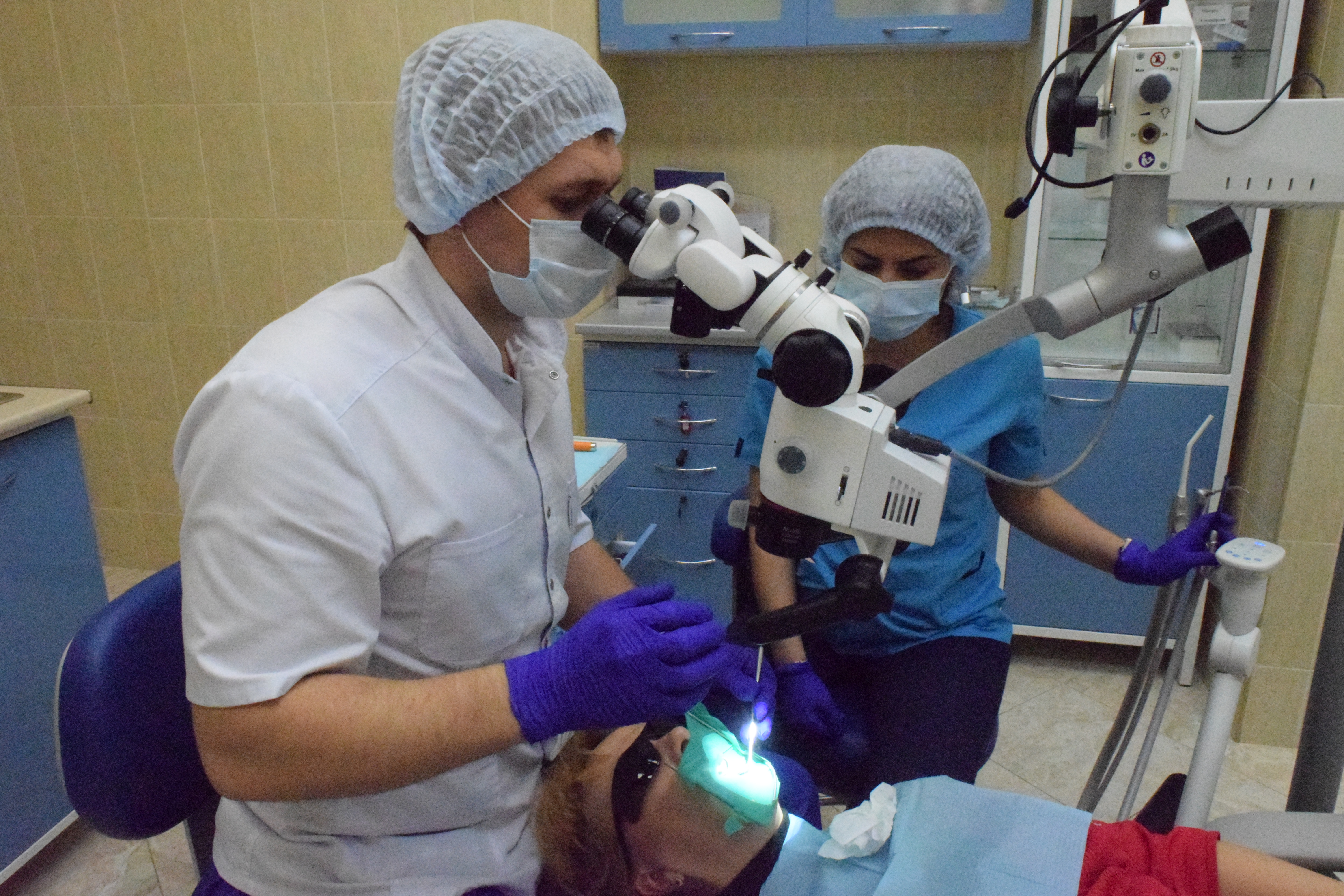Лечение зубов под микроскопом в стоматологии Амара в Санкт-петербурге