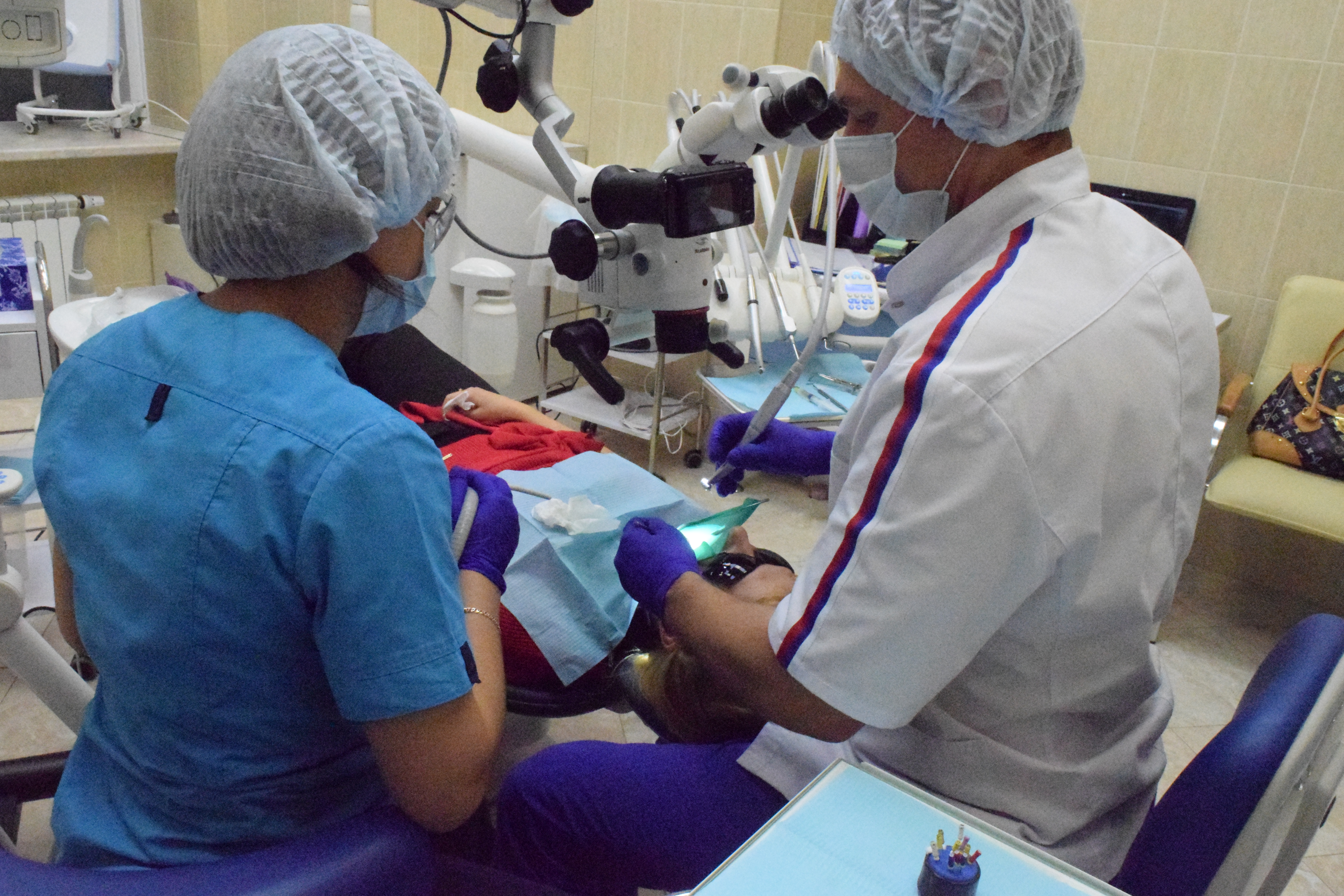 Лечение зубов под микроскопом в Санкт-петербурге в медцентре Амара