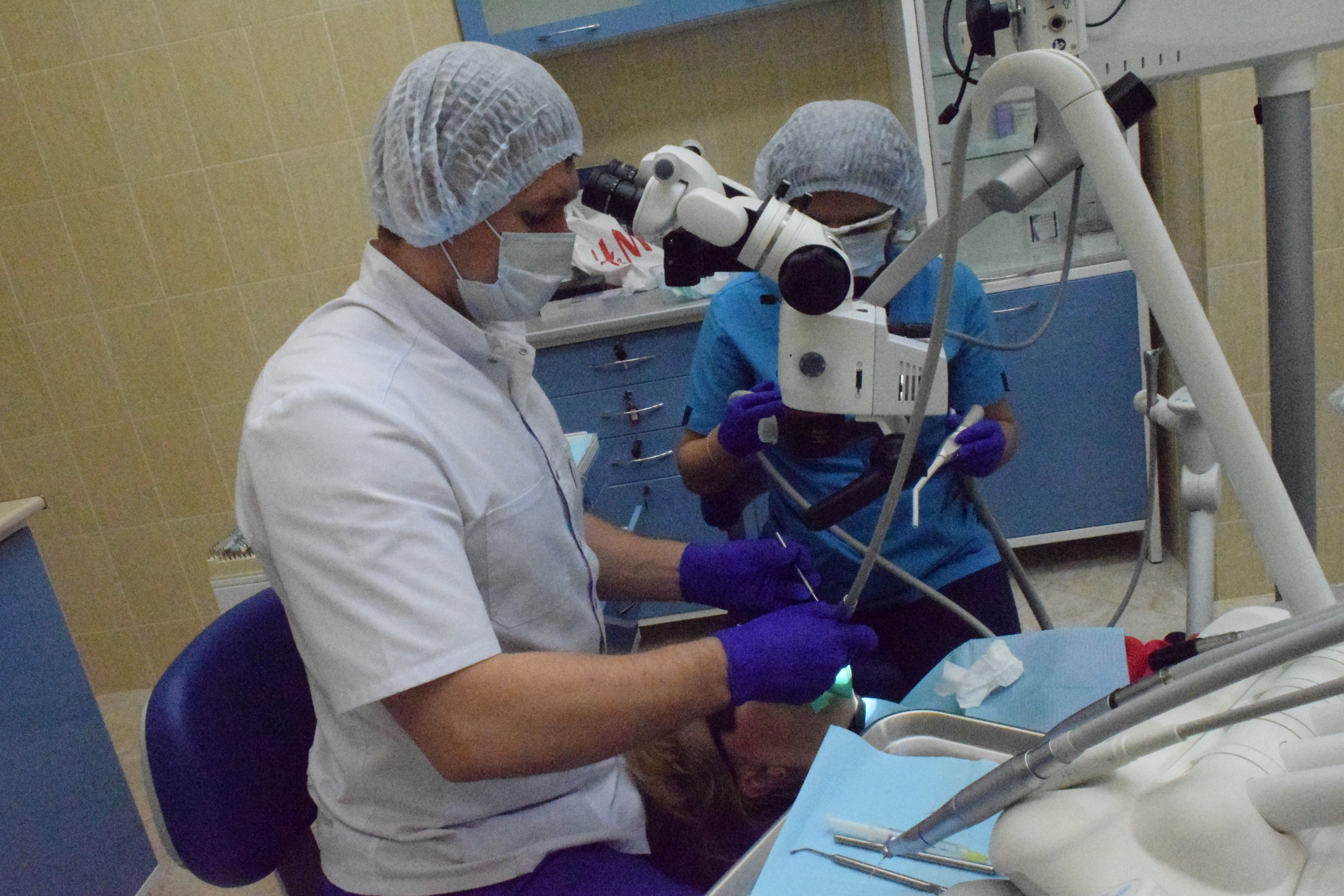 Процесс лечения зубов под микроскопом в стоматологии Амара