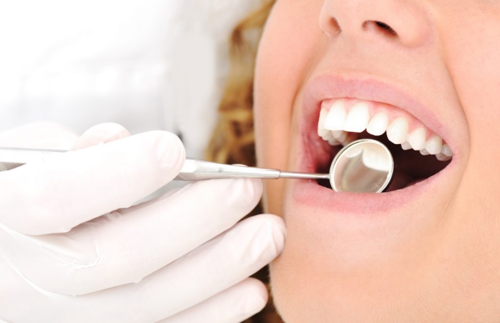 Осмотр зубов в стоматологии