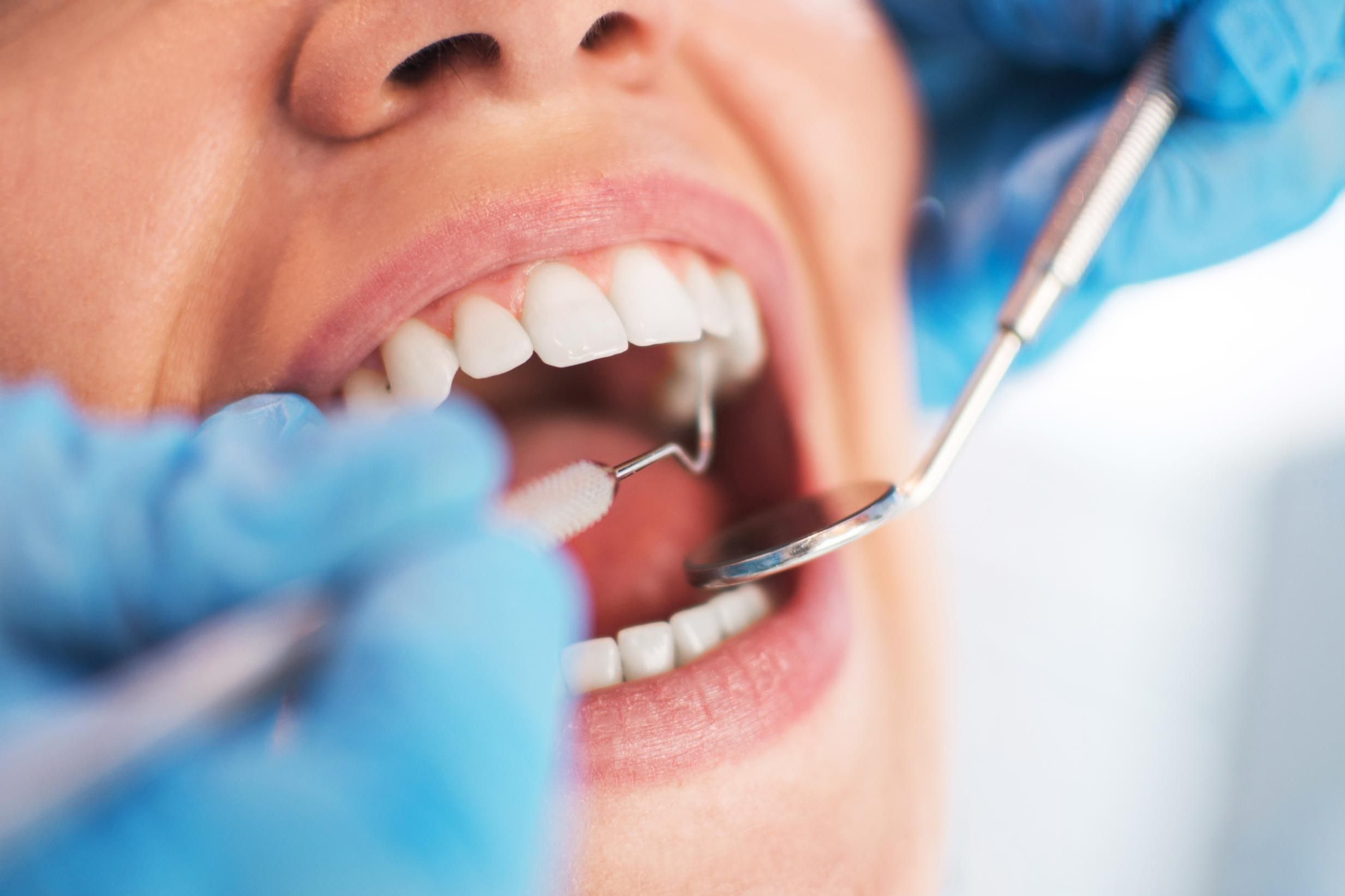 Осмотр на консультации у врача стоматолога